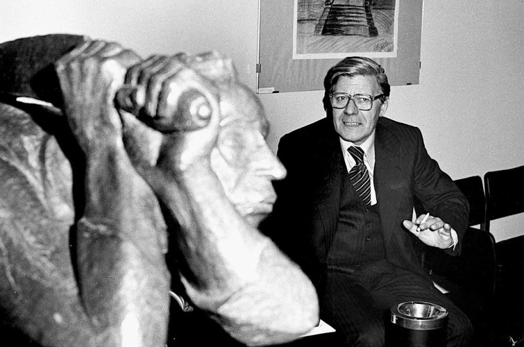 Helmut Schmidt next to Barlachs The Avenger, Ernst Barlach Haus, 1977<br />Photo: Ernst Barlach Haus