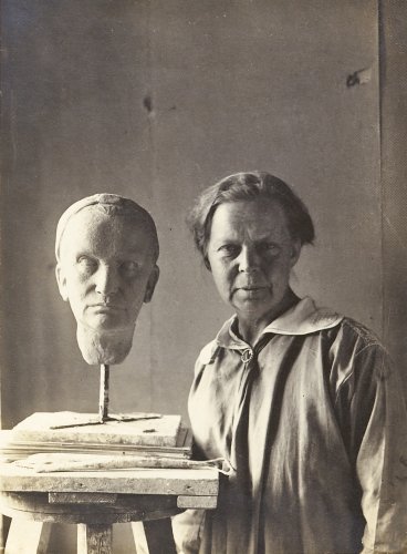 Mary Warburg im Atelier neben ihrer Büste von Lili du Bois-Reymond, 1923