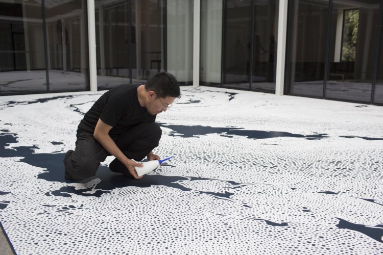 Motoi Yamamoto bei der Arbeit an »Floating Garden«, Ernst Barlach Haus 2013