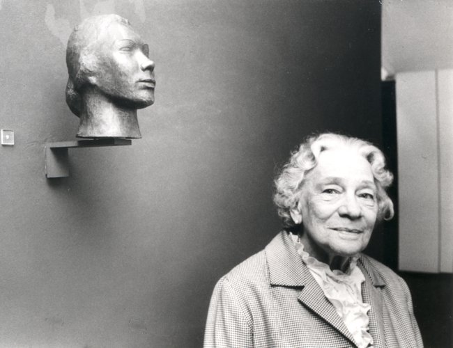 Tilla Durieux 1963 im Ernst Barlach Haus neben dem »Bildnis Tilla Durieux III«