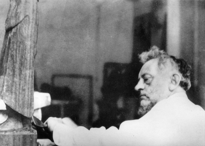 Ernst Barlach 1933 bei der Arbeit an der Holzskulptur »Der Durstige«