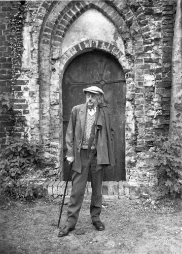 Ernst Barlach 1934 vor dem Portal der Gertrudenkapelle in Güstrow