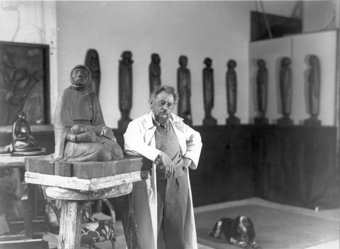 Ernst Barlach 1935 in seinem Atelier neben der Holzskulptur »Mutter und Kind«