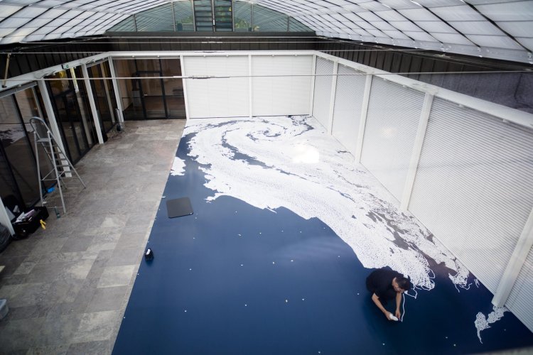 Motoi Yamamoto bei der Arbeit an »Floating Garden«, Ernst Barlach Haus 2013