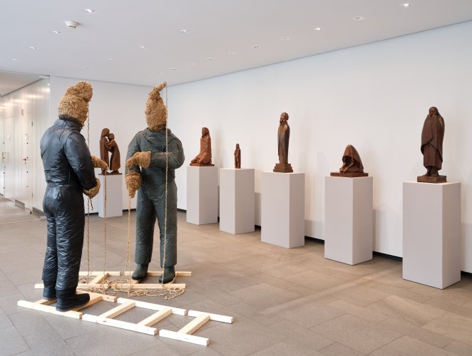 Ausstellungsansicht »Spechte am Meisenknödel«, Ernst Barlach Haus, 2021; links vorn: Constantin Schröder: Schach, 2017