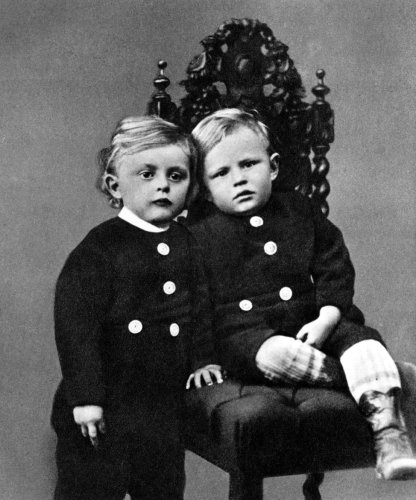 Ernst Barlach als Dreijähriger (stehend) mit seinem Bruder Hans