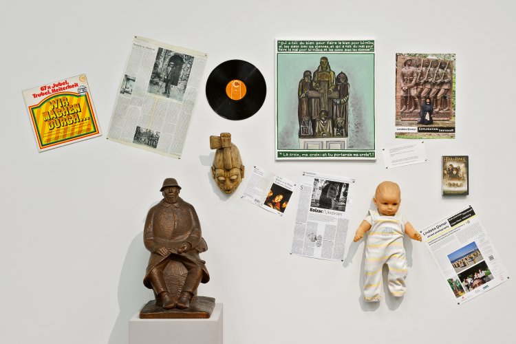 Georges Adéagbo: ‘À l’école de Ernest Barlach, le sculpteur’, exhibition view Ernst Barlach Haus, Hamburg 2022