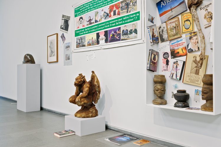 Georges Adéagbo: »À l’école de Ernest Barlach, le sculpteur«, Ausstellungsansicht Ernst Barlach Haus, Hamburg 2022