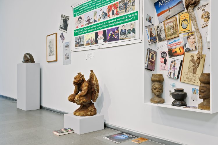 Georges Adéagbo: ‘À l’école de Ernest Barlach, le sculpteur’, exhibition view Ernst Barlach Haus, Hamburg 2022