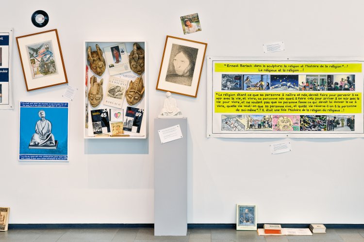 Georges Adéagbo: ‘À l’école de Ernest Barlach, le sculpteur’, exhibition view Ernst Barlach Haus, Hamburg 2022