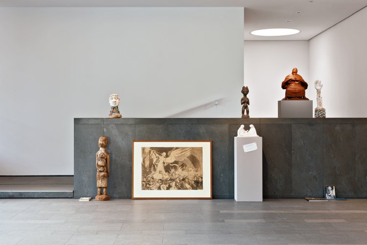 Georges Adéagbo: »À l’école de Ernest Barlach, le sculpteur«, Ausstellungsansicht Ernst Barlach Haus, Hamburg 2022