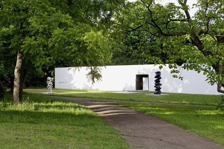 Das Ernst Barlach Haus während der Ausstellung »Tony Cragg. Against the grain« im Sommer 2012 