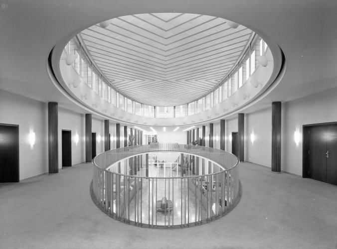 Ursula Becker-Mosbach: Landesbank Kiel, Blick aus dem Foyer im 1. OG in die Schalterhalle, um 1954