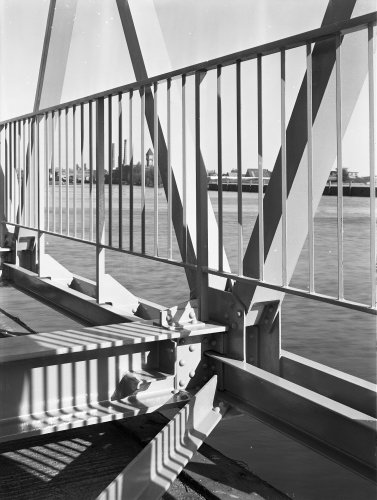 Ursula Becker-Mosbach: Landungsbrücke auf einem Ponton im Bille-Hafen von Stahlbau Eggers, Hamburg-Horn, um 1955