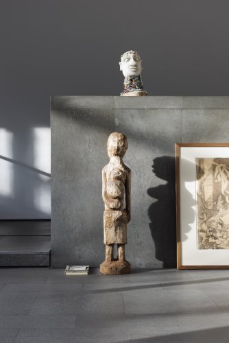 Georges Adéagbo: ‘À l’école de Ernest Barlach, le sculpteur’, exhibition view Ernst Barlach Haus, Hamburg 2022