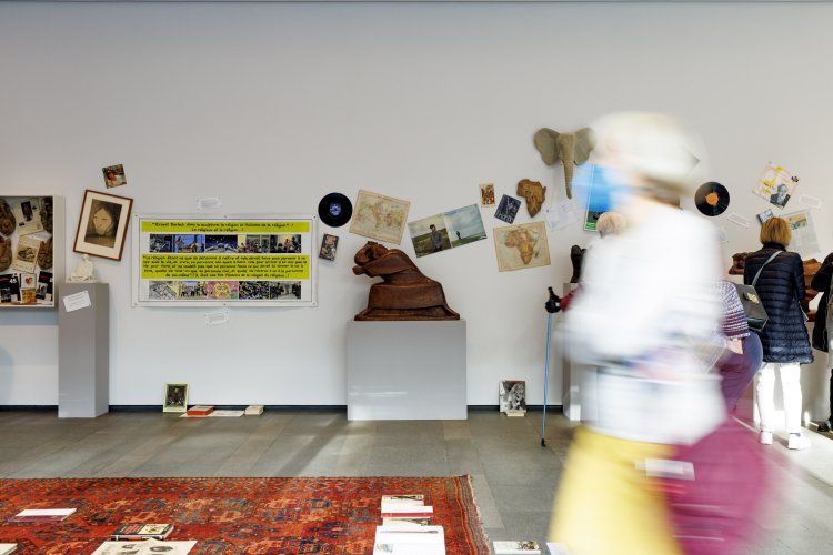 Georges Adéagbo: ‘À l’école de Ernest Barlach, le sculpteur’, exhibition view Ernst Barlach Haus, Hamburg 2022