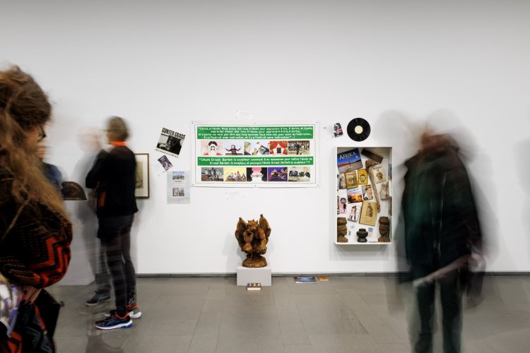 Georges Adéagbo: »À l’école de Ernest Barlach, le sculpteur«, Ausstellungsansicht Ernst Barlach Haus, Hamburg 2022