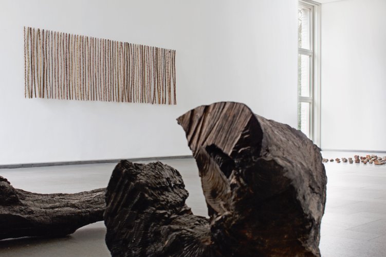 Ausstellungsansicht »herman de vries. sculptures trouvées«, Ernst Barlach Haus 2016