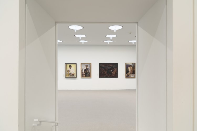 Blick in die Ausstellung »Kosmos Ost. Kunst in der DDR 1949–89. Das Albertinum Dresden zu Gast« im Ernst Barlach Haus Hamburg
