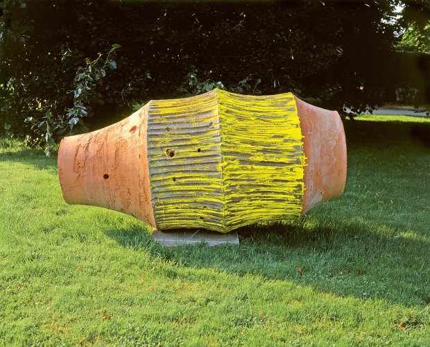 Norbert Prangenberg: Figure, 1994, glazed ceramic, 200 x 110 cm, exhibition view Hermeshof Rommerskirchen 2000, Estate of Norbert Prangenberg