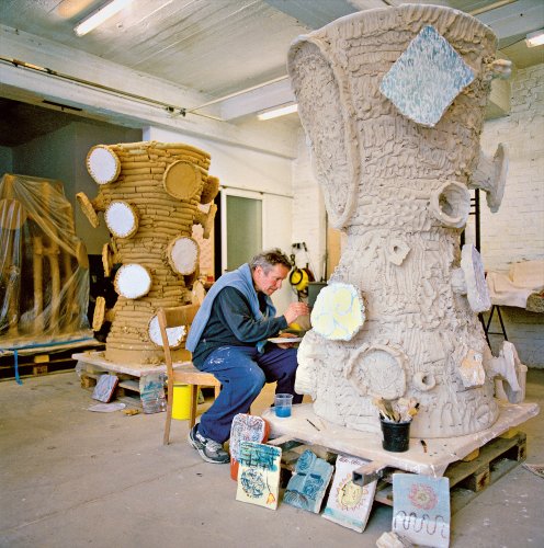 Norbert Prangenberg bei der Arbeit an einer seiner »Figuren« in der Keramikwerkstatt von Niels Dietrich in Köln, 2005