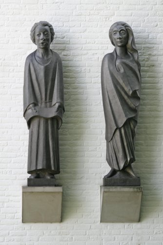Ernst Barlach: »Der Sänger« (links) und »Frau im Wind« (rechts) aus der »Gemeinschaft der Heiligen« (1931/32)