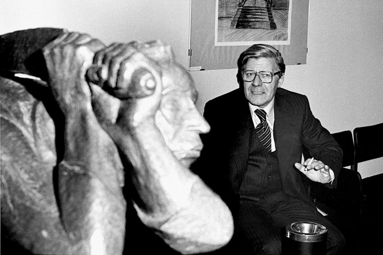 Helmut Schmidt neben Barlachs »Rächer« im Ernst Barlach Haus Hamburg, 30. September 1977