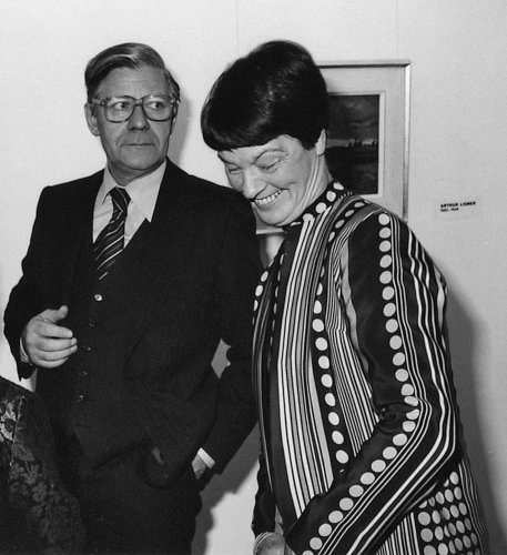 Helmut und Loki Schmidt zur Eröffnung der Ausstellung »Group of Seven. Kanadische Landschaftsmaler« im Ernst Barlach Haus Hamburg, Oktober 1977
