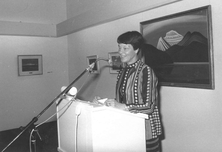 Loki Schmidt eröffnet die Ausstellung »Group of Seven. Kanadische Landschaftsmaler« im Ernst Barlach Haus Hamburg, Oktober 1977