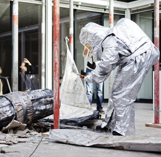 Mit dem Auftrag »Spüren, Messen, Bergen« nähert sich eine Einsatzkraft der Freiwilligen Feuerwehr Nienstedten Georg Winters Rückfallobjekt (Satellitentrümmer) in der Ausstellung »Heftiger Niederschlag, knapp daneben«, Ernst Barlach Haus 2011