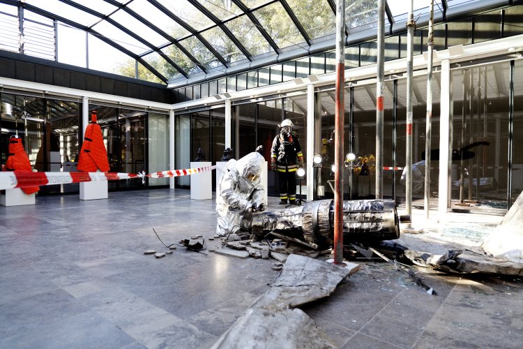 Mit dem Auftrag »Spüren, Messen, Bergen« nähern sich Einsatzkräfte der Freiwilligen Feuerwehr Nienstedten Georg Winters Rückfallobjekt (Satellitentrümmer) in der Ausstellung »Heftiger Niederschlag, knapp daneben«, Ernst Barlach Haus 2011