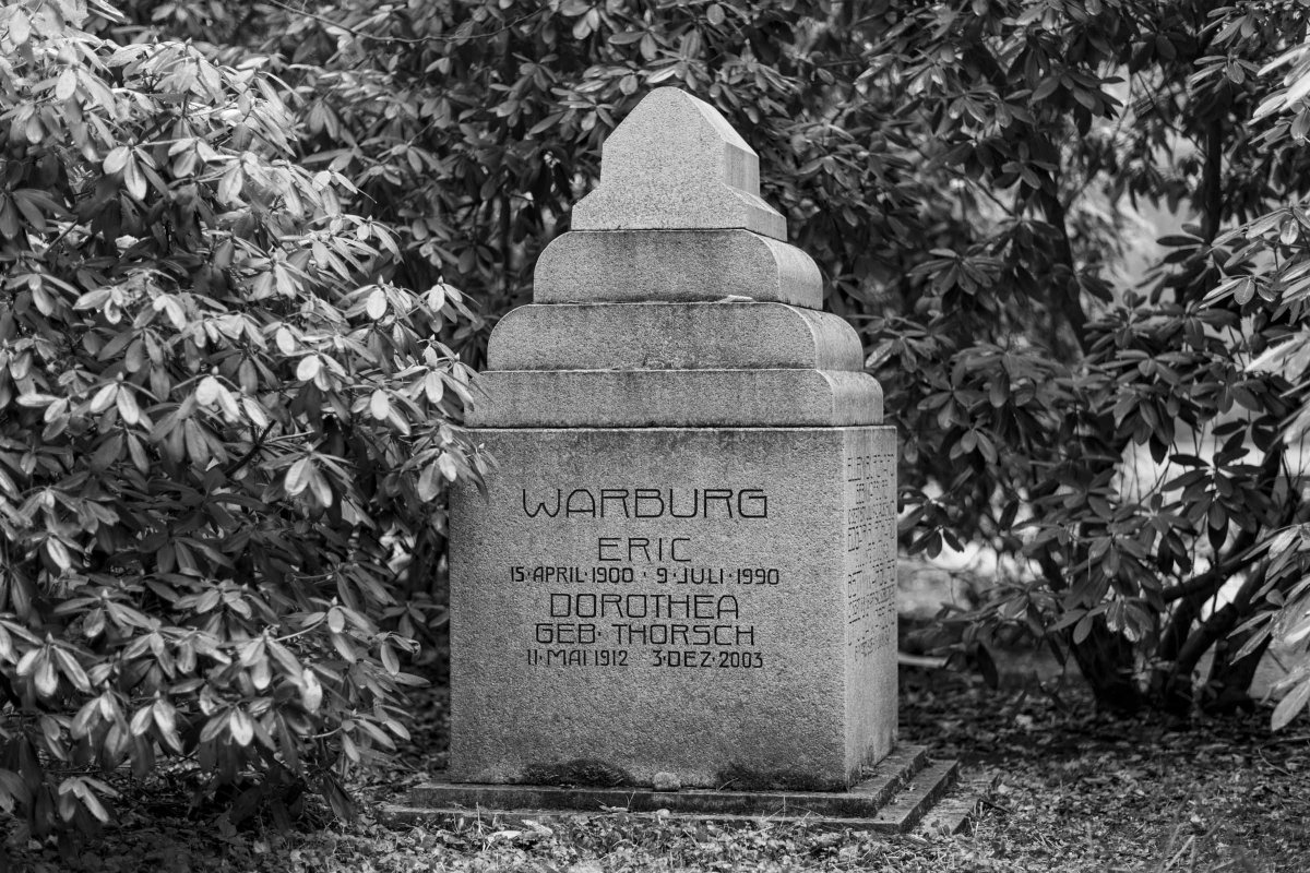 Ernst Barlach: Grabmal Warburg, 1920, Sandstein, ca. 220 x 120 x 120 cm, Hamburg, Ohlsdorfer Friedhof (R 26), Foto: Andreas Weiss